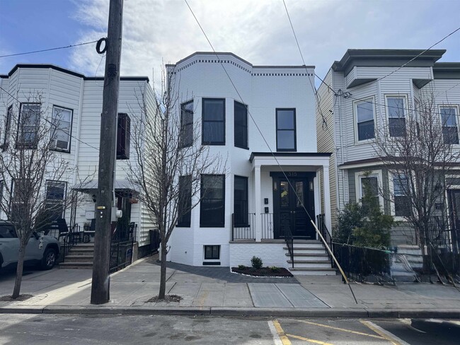 Building Photo - 315 25th St