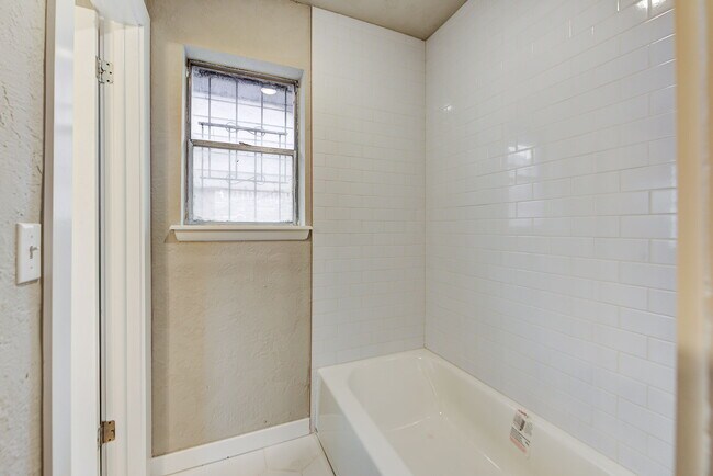 Building Photo - 320 NW 86th St