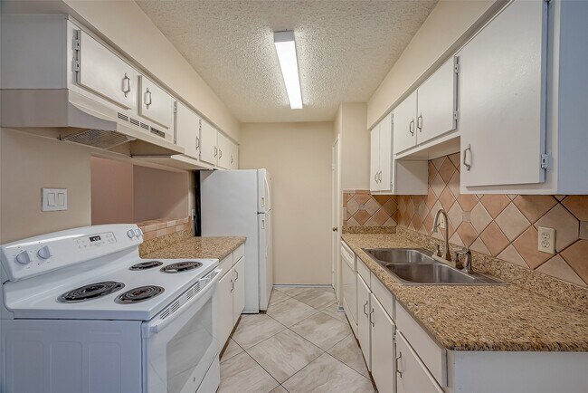 Building Photo - 6410 Del Monte Dr