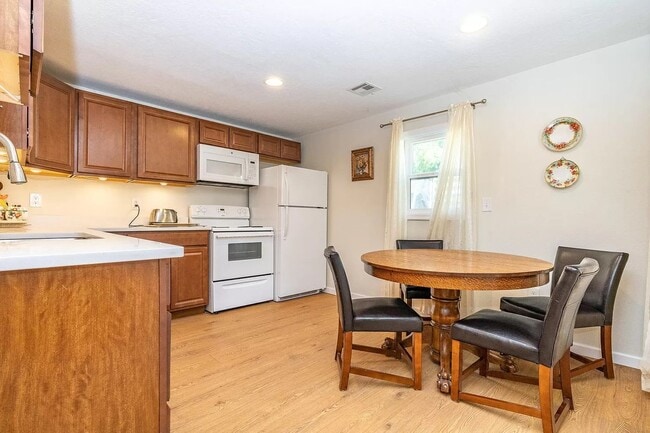 Building Photo - Centrally located one bedroom, one bath ho...