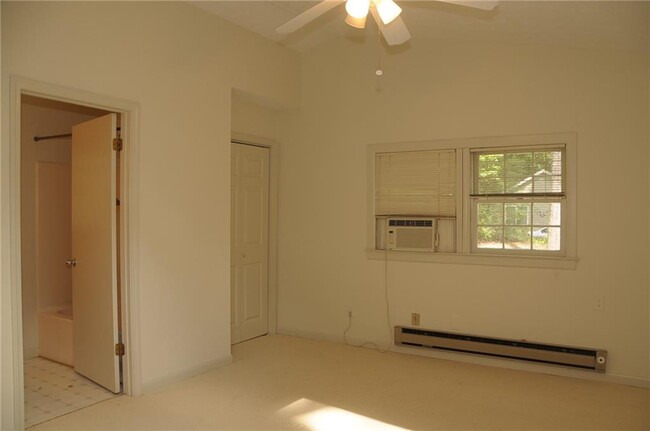 Building Photo - 3174 Vine Cir