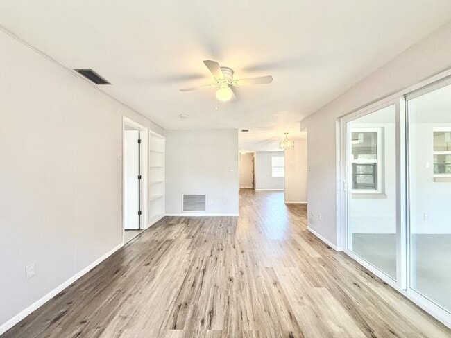 Building Photo - 1501 S Hillcrest Ave