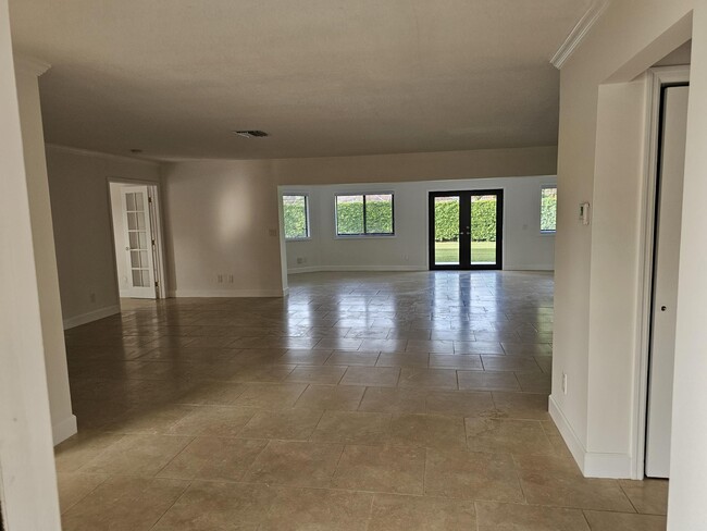 Building Photo - 435 Pine Villa Dr
