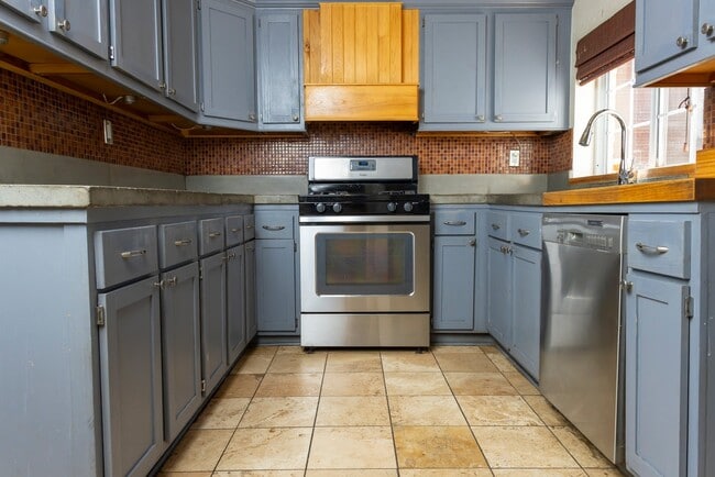 Building Photo - 825 Elati St