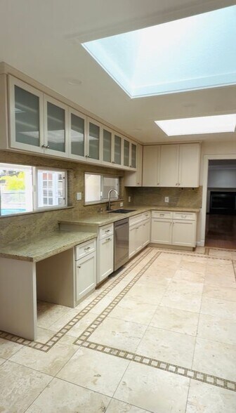 Building Photo - 6815 Hampton Dr