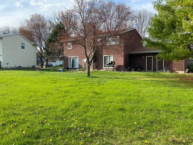 Building Photo - 3 bedroom, 1.5 bath with eat-in kitchen, g...