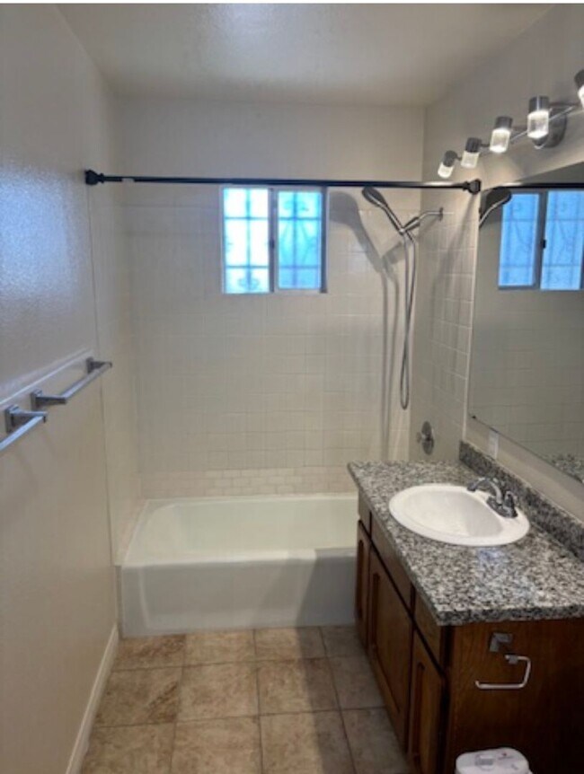 Building Photo - 2 bedrooms 2 baths duplex in El Cajon