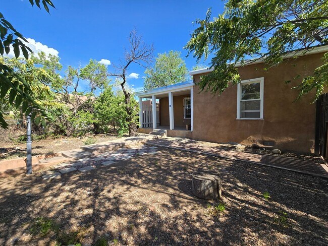 Building Photo - 808 Agua Fria St
