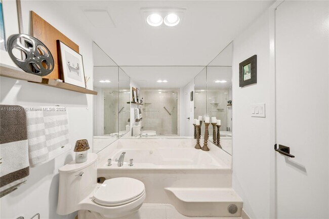 Building Photo - 520 Brickell Key Dr