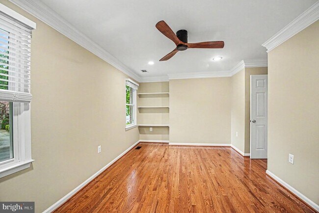 Building Photo - 16200 Edgewood Dr