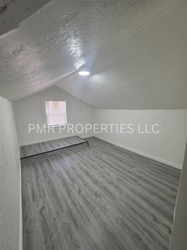 Building Photo - 3Bedroom/1Bathroom-House