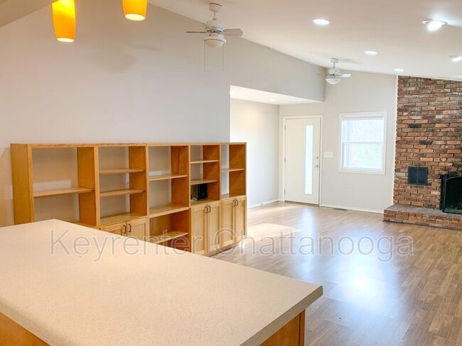 Building Photo - 1023 N Runyan Dr