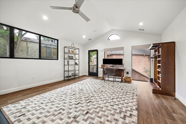 Building Photo - 10 S Briar Hollow Ln