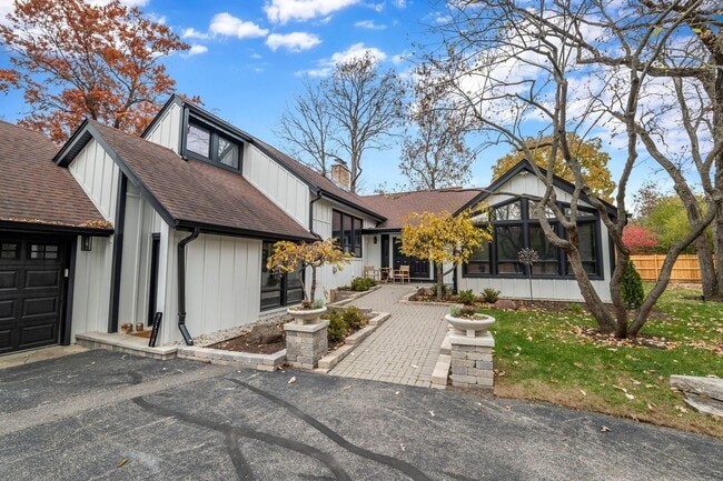 Building Photo - 15160 W Oak Spring Rd