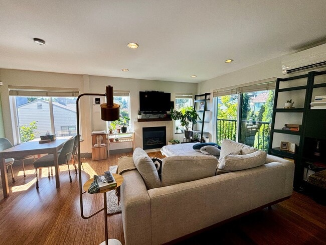 Building Photo - Amazing Phinney Ridge/Greenlake Home