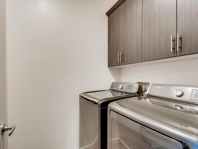 Building Photo - Bright and Modern 2 Bedroom Townhome in Ot...