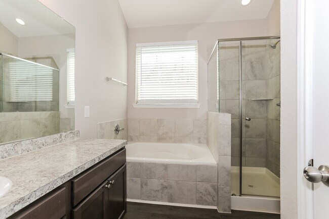 Building Photo - 15153 Meadow Glen S