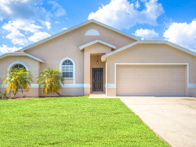 Building Photo - 4944 Palm View Dr N