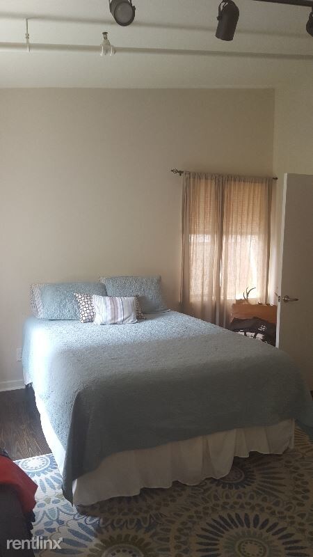 Building Photo - 216 S 16th St