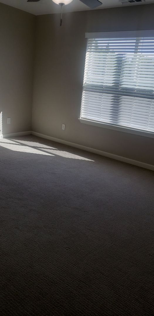 Building Photo - 3 bedroom, 2.5 bath duplex Move In August 10th!!