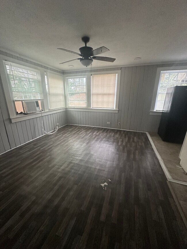 Building Photo - 1126 Brentwood Ave