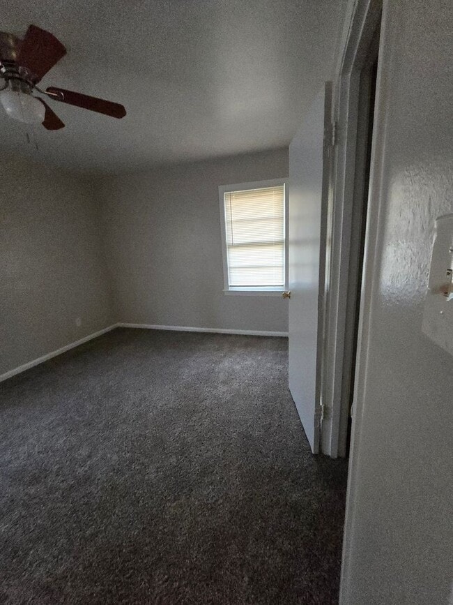 Building Photo - 3 bedroom 1 bathroom