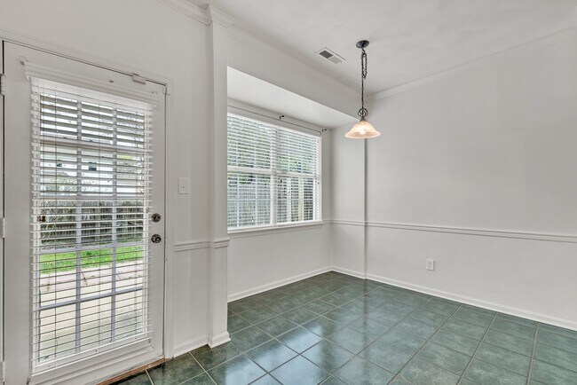 Building Photo - 518 S Lake Cir