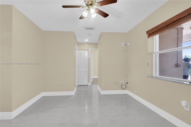 Building Photo - 2560 W 60th St