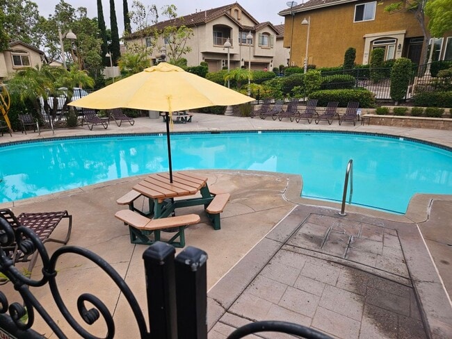 Building Photo - 3 Bedroom - 2.5 Bathroom Townhome in Scrip...