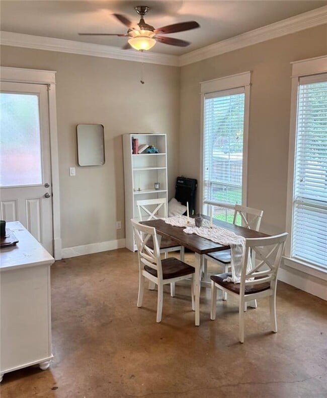 Building Photo - 4X3 Home Close to Campus!