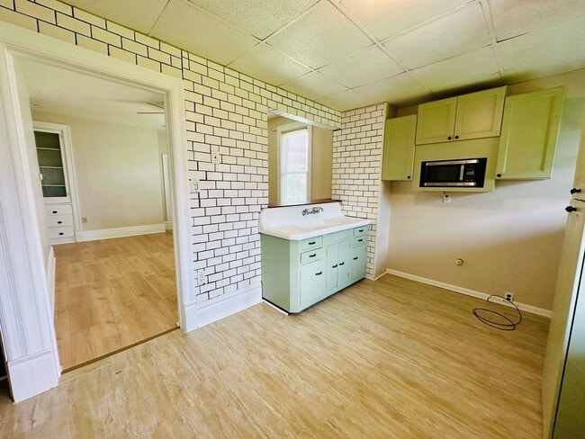 Building Photo - 1115 Karl Ave