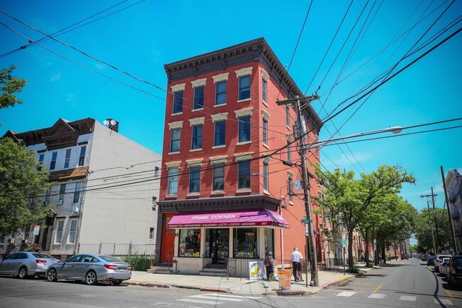 Building Photo - 301 Madison St