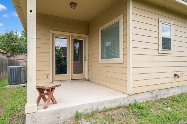 Building Photo - 4 bedroom, 2 1/2 bath located in Lakeview ...