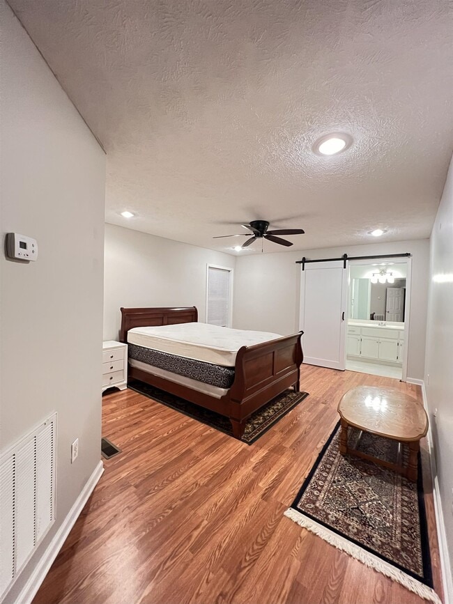 Building Photo - 671 Jenny St