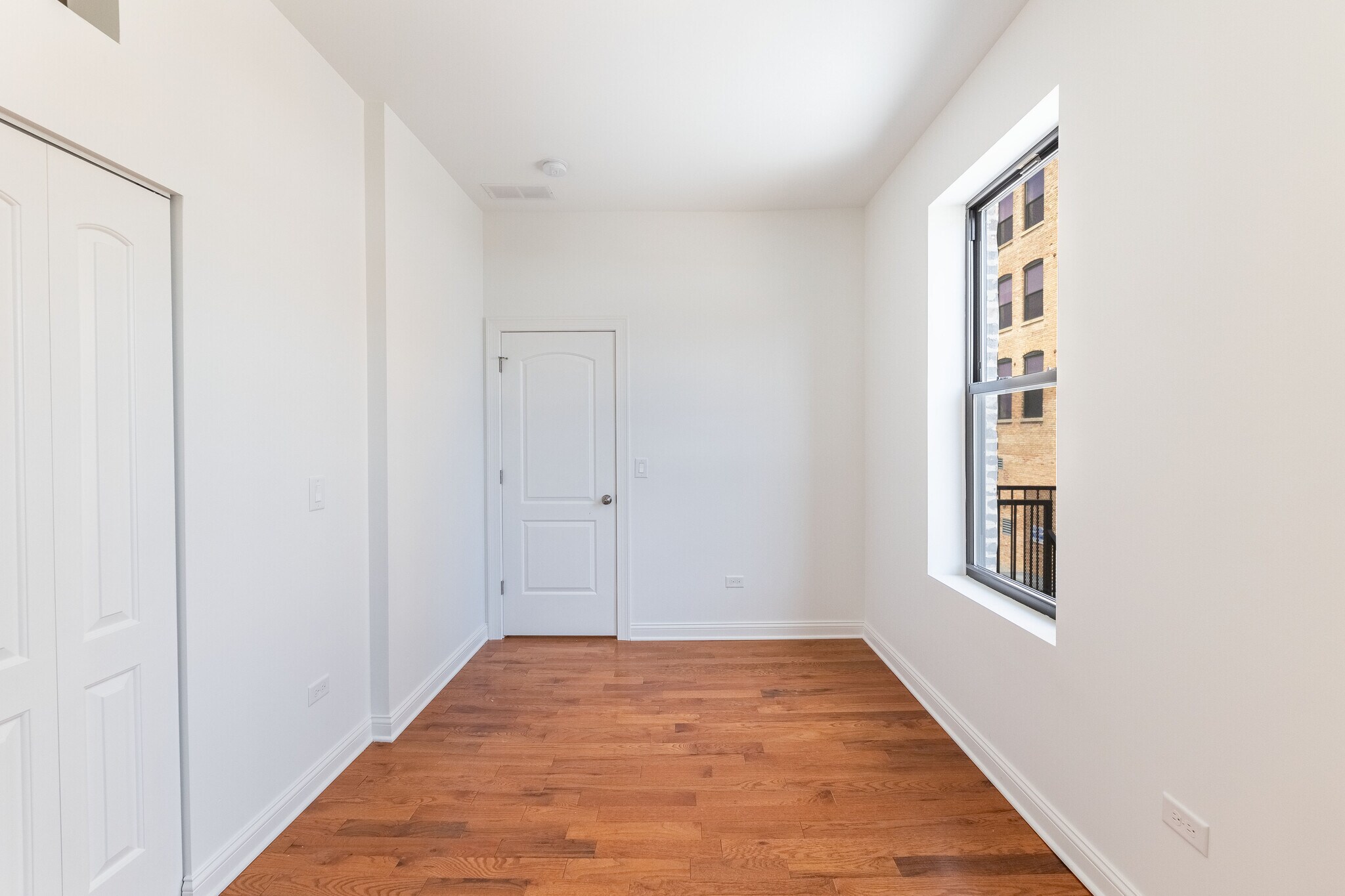 Building Photo - 914 W 19th Plz