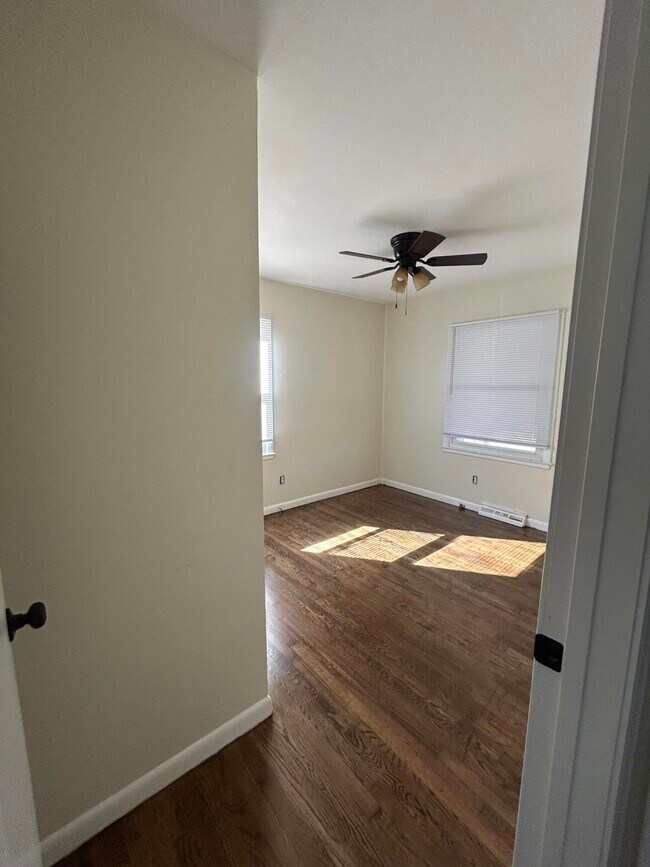 Building Photo - 2209 Jasmine Dr