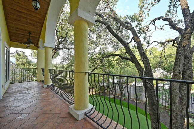 Building Photo - 2829 San Gabriel St