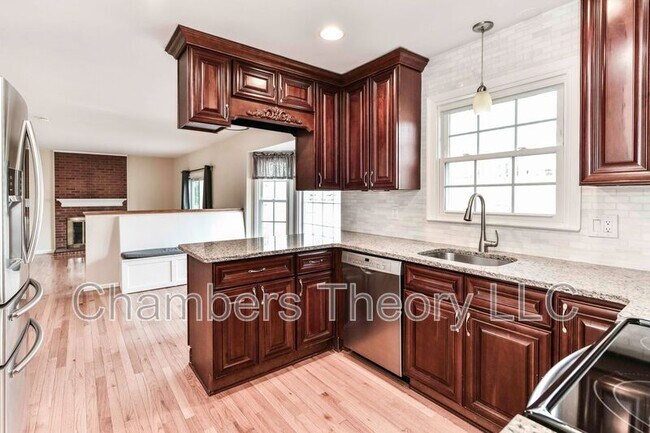 Building Photo - 9766 Oleander Ave