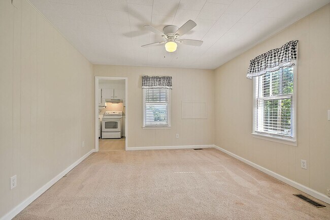Building Photo - 1050 Delawana St