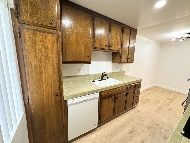 Building Photo - Vintage & Gorgeous 1bd/1ba unit in Sherman...