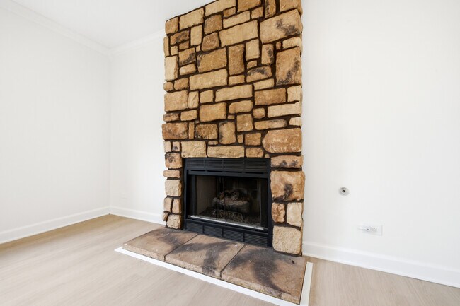 Building Photo - 1320 Burns Dr