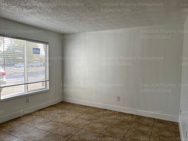 Building Photo - 2-bedroom/ 1.5- bathroom townhome. *Move I...