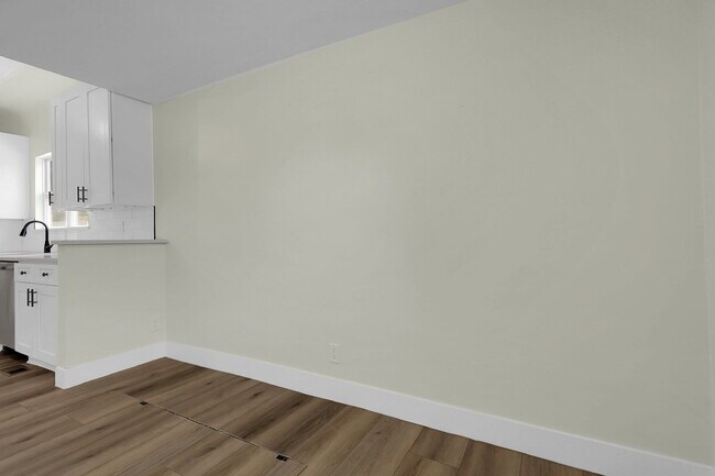 Building Photo - $2,295 - 2 Bed, 1 Bath Newly Renovated Hom...