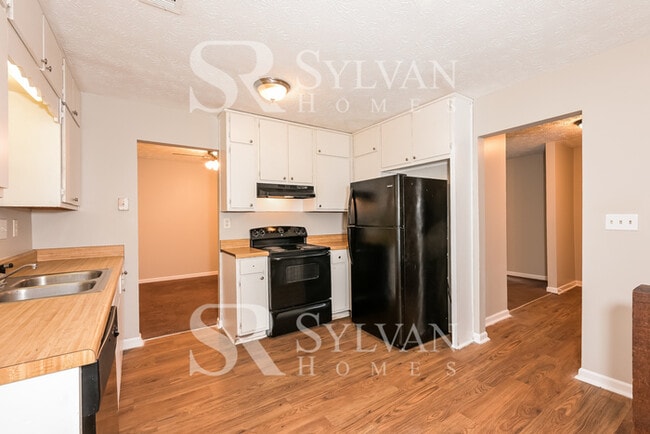 Building Photo - Spacious 3BR 2.5BA Home Awaits You!