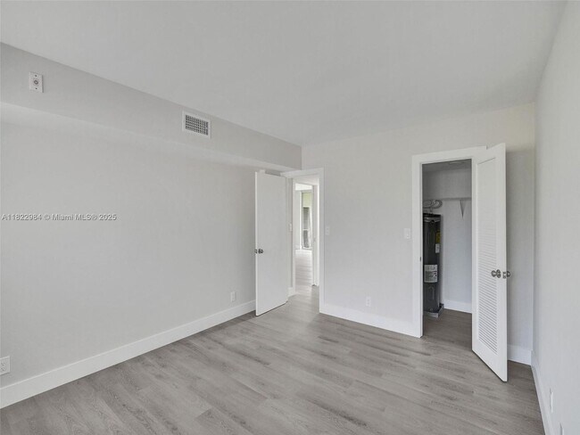 Building Photo - 3700 Oaks Clubhouse Dr