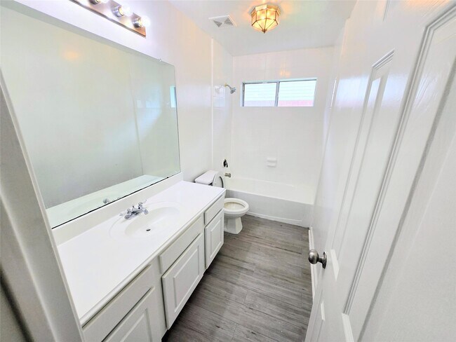 Building Photo - 4018 N Crystal Lake Cir
