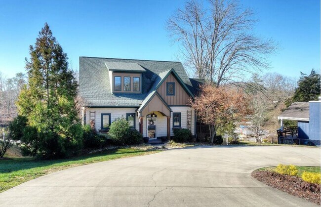 Building Photo - GORGEOUS LAKE HOUSE! 3 Bedrooms/3.5 Baths on Boone Lake $3,900 monthly