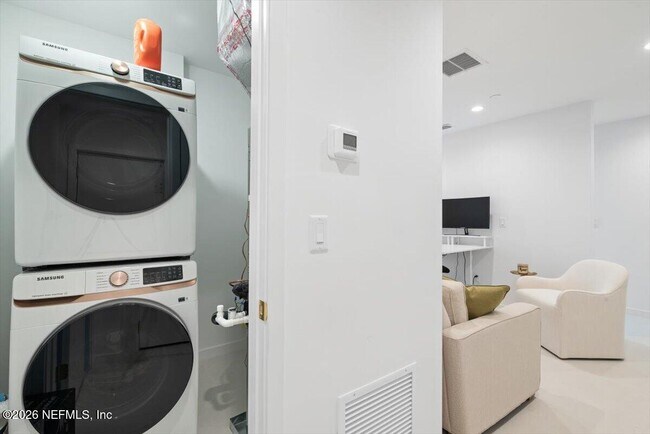 Building Photo - 114 12th Ave S