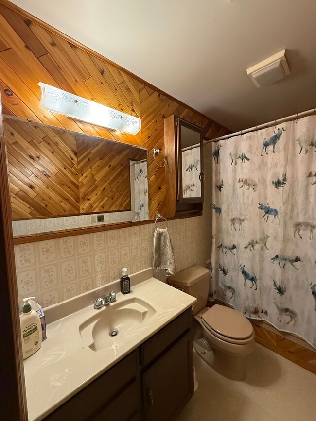 Building Photo - 4-bedroom home in Fairbanks / Dog friendly / Natural Gas