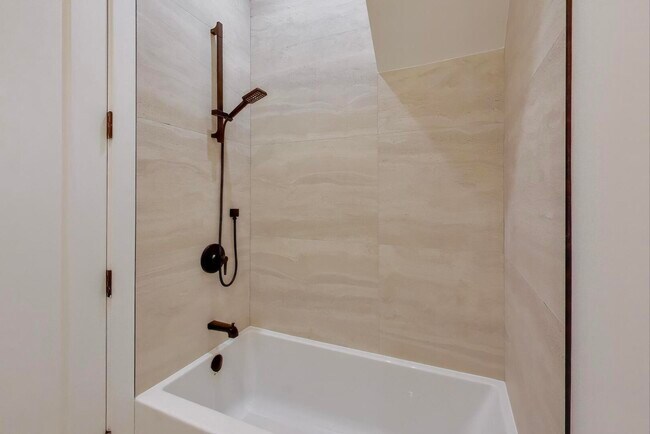 Building Photo - 2456 W Cortez St